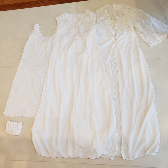 Brand new Women's Italian Size 4 Lingerie- robe, 2 nightgowns and a garter band - Picture 1 of 9